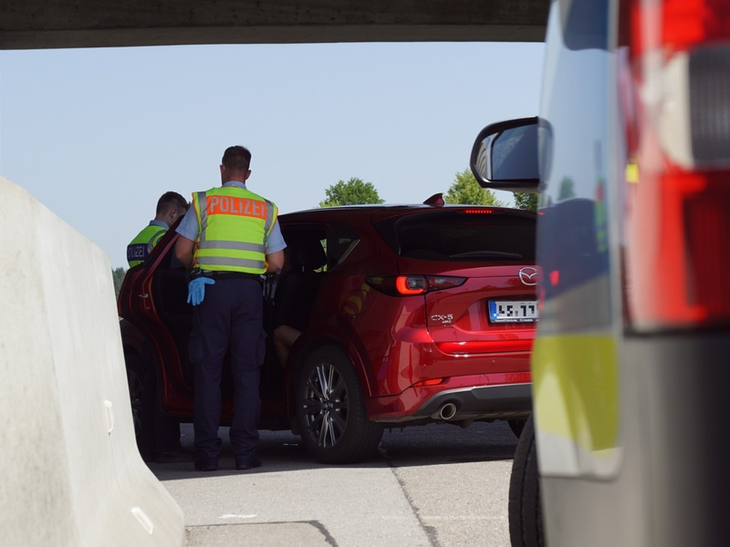 Bundespolizeidirektion München: Unerlaubt per Auto und Bus aus Italien/ Bundespolizei überführt Schleuser - Foto: presseportal.de