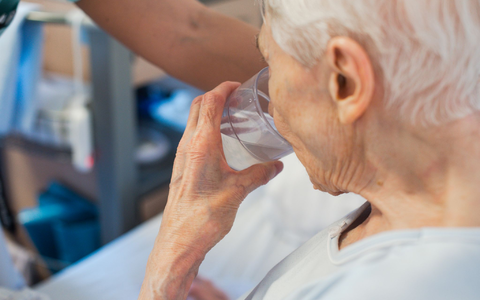 Ältere Menschen sind durch starke Hitze besonders gefährdet (Archivbild).  - Foto: Jana Bauch/dpa