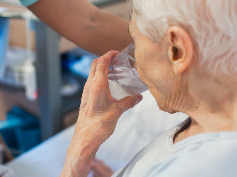 Ältere Menschen sind durch starke Hitze besonders gefährdet (Archivbild).  - Foto: Jana Bauch/dpa