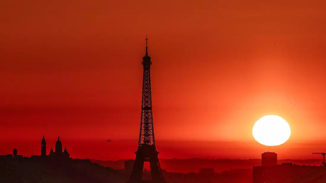 Im Großraum Paris wurden wegen der Hitze Einschränkungen für den Autoverkehr erlassen. - Bild: Thibaud Moritz/AFP/dpa