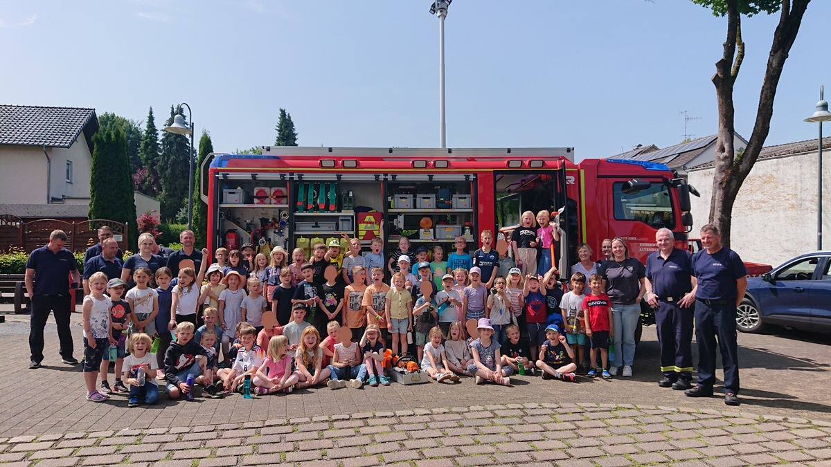 FW-PB: Feuer und Flamme für den Brandschutz: Spannende Brandschutzerziehung in Schwaney - Foto: presseportal.de