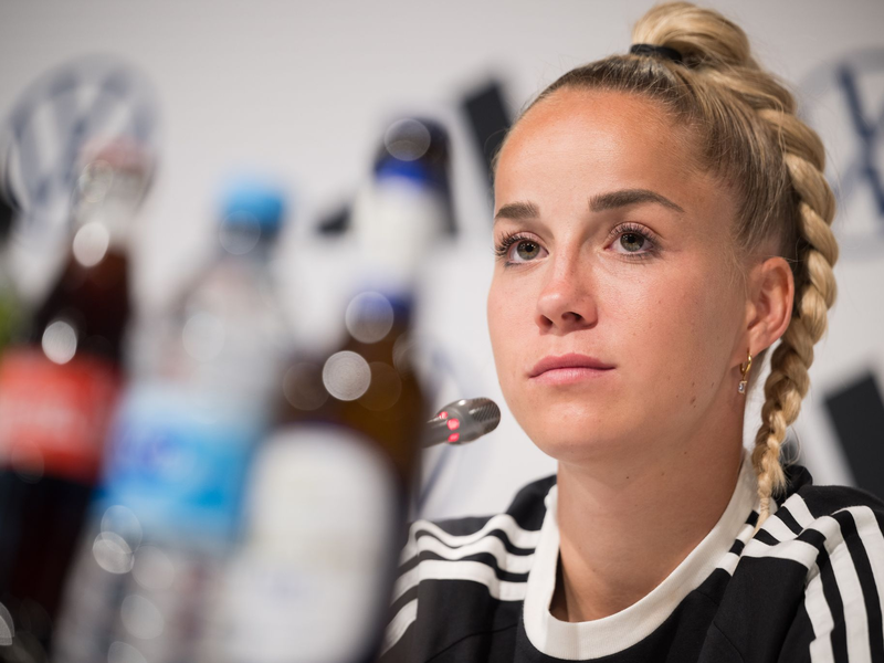 Im Scheinwerferlicht: Nationaltorhüterin Ann-Katrin Berger. - Foto: Sebastian Christoph Gollnow/dpa