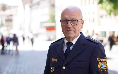 POL-MFR: (676) Amtswechsel bei der Polizeiinspektion Nürnberg-Mitte - Roland Gradl in den Ruhestand verabschiedet - Stefan Thiele ist neuer Dienststellenleiter - Foto: presseportal.de