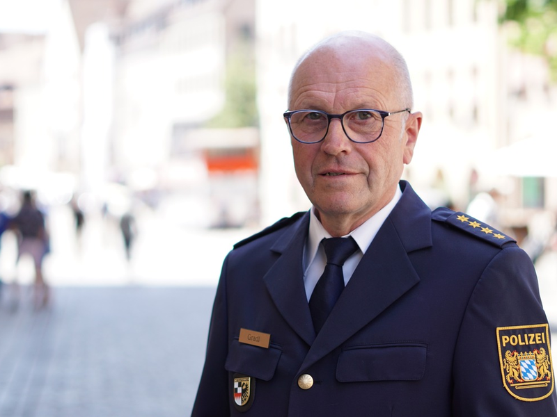 POL-MFR: (676) Amtswechsel bei der Polizeiinspektion Nürnberg-Mitte - Roland Gradl in den Ruhestand verabschiedet - Stefan Thiele ist neuer Dienststellenleiter - Foto: presseportal.de