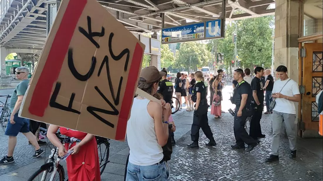 Demo gegen AfD-Politiker in Kreuzberg am 01.07.2025 - Bild: über dts Nachrichtenagentur
