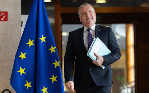 Nicht ein einziger Euro solle nach Meinung der EU-Kommission in Länder fließen, in denen die Rechtsstaatlichkeit nicht respektiert wird, sagt EU-Kommissar Michael McGrath. (Archivbild)  - Foto: Omar Havana/AP/dpa