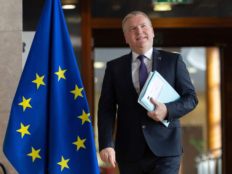 Nicht ein einziger Euro solle nach Meinung der EU-Kommission in Länder fließen, in denen die Rechtsstaatlichkeit nicht respektiert wird, sagt EU-Kommissar Michael McGrath. (Archivbild)  - Foto: Omar Havana/AP/dpa