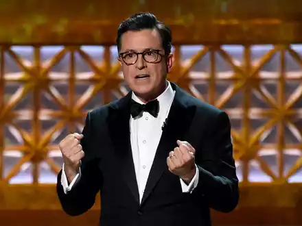 US-Moderator Colbert empfiehlt seinem Publikum ein Buch von Daniel Kehlmann. (Archivbild) - Foto: Chris Pizzello/Invision/AP/dpa
