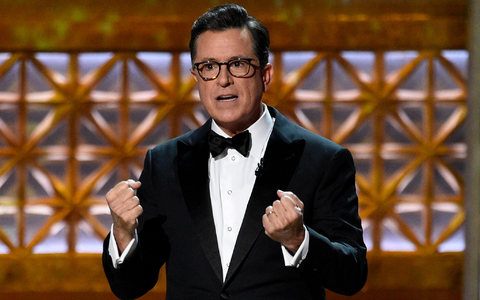 US-Moderator Colbert empfiehlt seinem Publikum ein Buch von Daniel Kehlmann. (Archivbild) - Foto: Chris Pizzello/Invision/AP/dpa