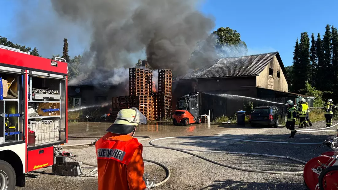 FW-ROW: Großfeuer in Sittensen: Lagerhalle brennt vollständig nieder - Bild: presseportal.de