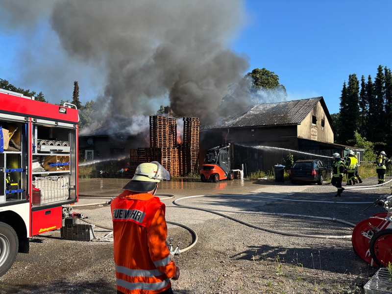 FW-ROW: Großfeuer in Sittensen: Lagerhalle brennt vollständig nieder - Foto: presseportal.de