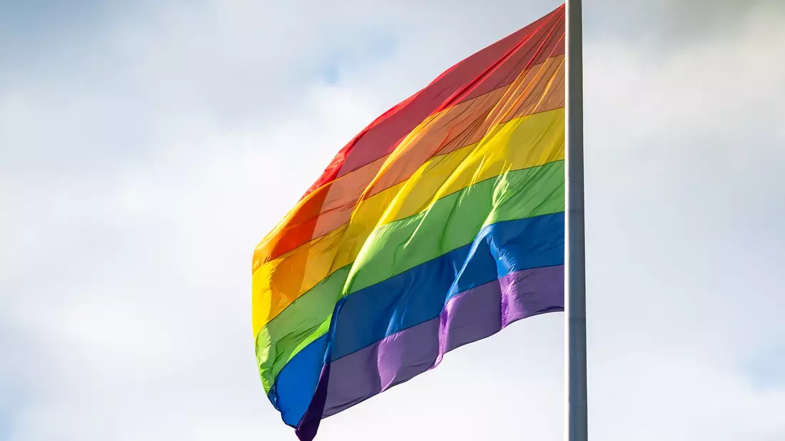 Bundeskanzler Merz möchte die Regenbogenflagge am Bundestag nur an einem Tag gehisst sehen. (Archivbild) - Bild: Christophe Gateau/dpa