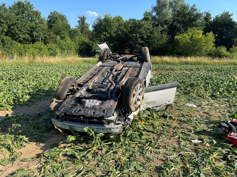 POL-PDTR: PKW überschlägt sich mehrfach - Fahrzeugführer schwerverletzt - Foto: presseportal.de