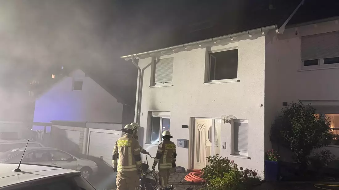 FW Burscheid: Gebäudebrand am Abend - Bewohner verletzt sich bei Löschversuch leicht - Bild: presseportal.de