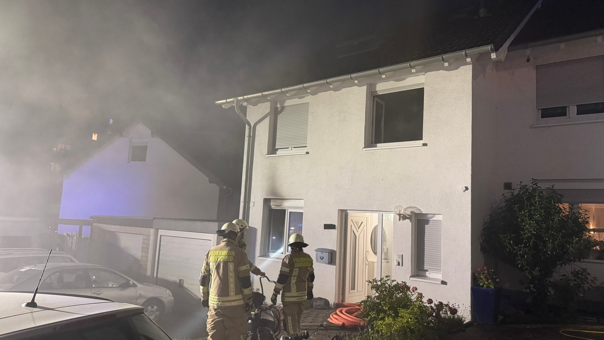 FW Burscheid: Gebäudebrand am Abend - Bewohner verletzt sich bei Löschversuch leicht - Foto: presseportal.de