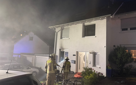 FW Burscheid: GebÀudebrand am Abend - Bewohner verletzt sich bei Löschversuch leicht - Foto: presseportal.de FW Burscheid: GebÀudebrand am Abend - Bewohner verletzt sich bei Löschversuch leicht - Foto: presseportal.de