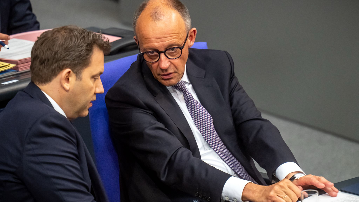 Für diese beiden wird der Koalitionsausschuss besonders wichtig: Lars Klingbeil und Friedrich Merz. - Foto: Michael Kappeler/dpa