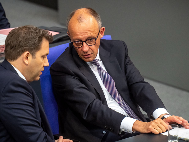 Für diese beiden wird der Koalitionsausschuss besonders wichtig: Lars Klingbeil und Friedrich Merz. - Foto: Michael Kappeler/dpa