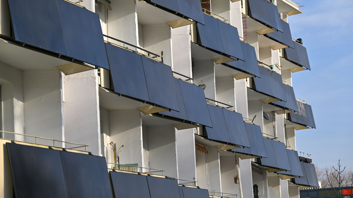 Die Zahl der Balkonkraftwerke in Deutschland steigt schnell. (Archivbild) - Foto: Martin Schutt/dpa