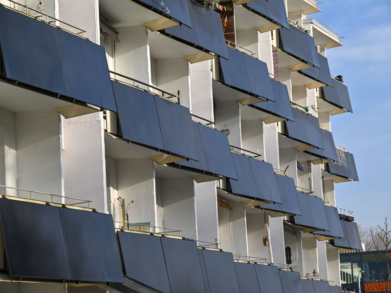 Die Zahl der Balkonkraftwerke in Deutschland steigt schnell. (Archivbild) - Foto: Martin Schutt/dpa