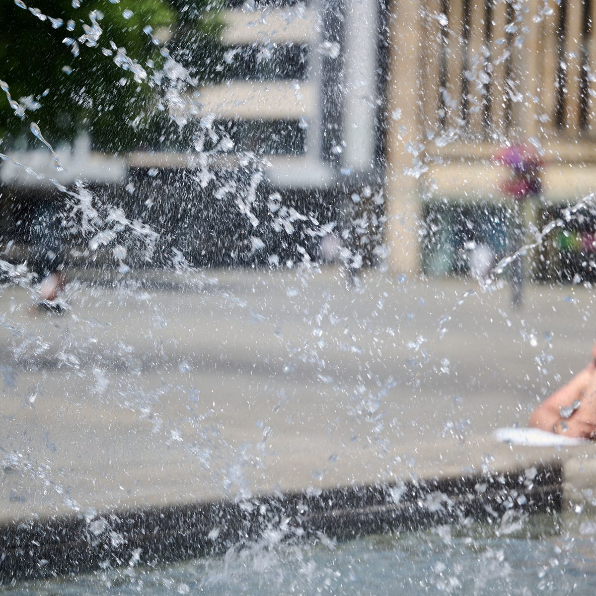 In vielen Regionen im Westen - wie hier in Dortmund - warnt der Deutsche Wetterdienst sogar vor extremer Hitze. - Foto: Bernd Thissen/dpa