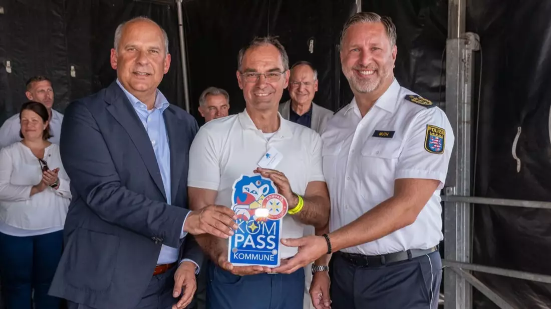 POL-OF: Kreisstadt Dietzenbach im Rahmen des 1. Dietzenbacher Blaulichttages mit KOMPASS-Sicherheitssiegel ausgezeichnet - Bild: presseportal.de