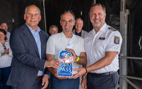 POL-OF: Kreisstadt Dietzenbach im Rahmen des 1. Dietzenbacher Blaulichttages mit KOMPASS-Sicherheitssiegel ausgezeichnet - Foto: presseportal.de