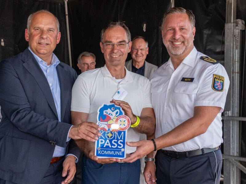 POL-OF: Kreisstadt Dietzenbach im Rahmen des 1. Dietzenbacher Blaulichttages mit KOMPASS-Sicherheitssiegel ausgezeichnet - Foto: presseportal.de