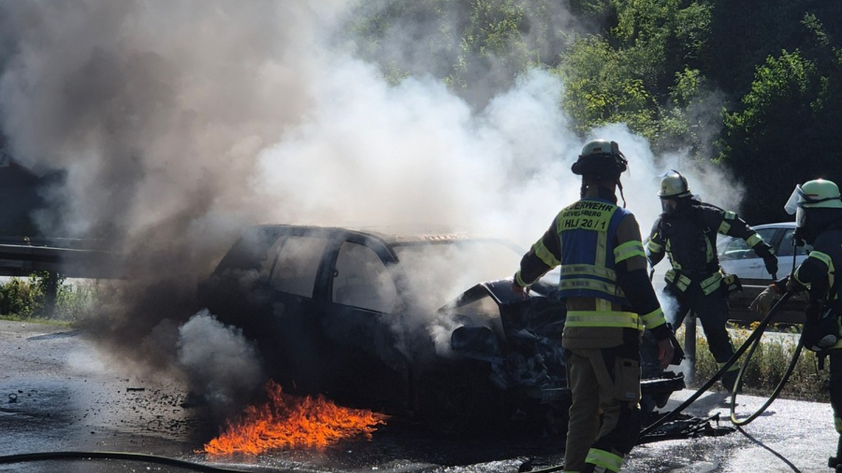 FW-EN: Verkehrsunfall auf der Autobahn - Fahrzeugbrand sorgt für Vollsperrung - Foto: presseportal.de