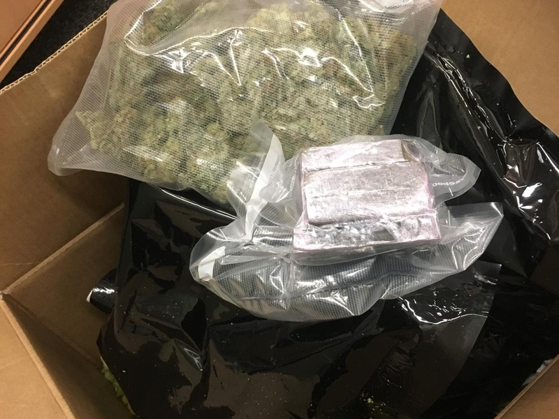 HZA-K: Zollspürhündin Kate landet Volltreffer am Kölner Flughafen / Drogen im Wert von rund 600.000 Euro in nur einer Nacht in Paketen erschnüffelt - Foto: presseportal.de