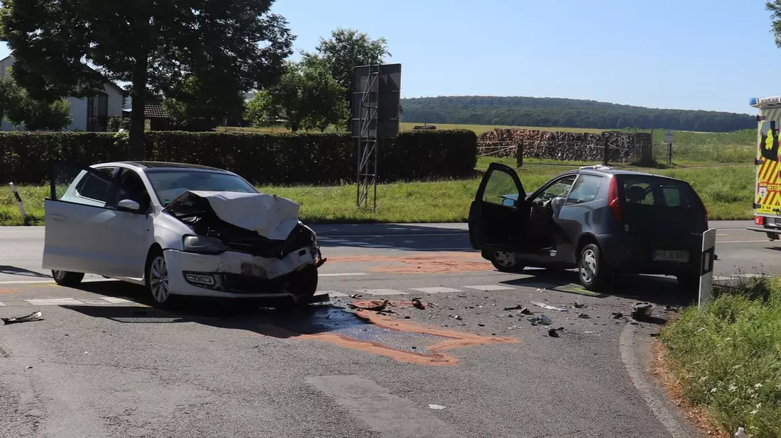POL-HX: Schwerer Verkehrsunfall auf Bundesstraße - Zwei Personen verletzt - Bild: presseportal.de