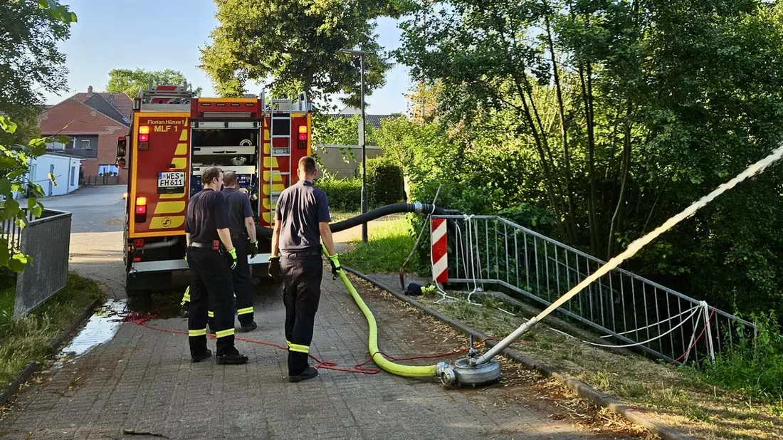 FW Hünxe: Feuerwehr rettet Fische im Hünxer Regenrückhaltebecken - Bild: presseportal.de