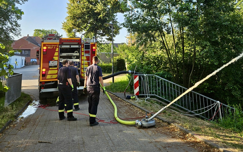 FW Hünxe: Feuerwehr rettet Fische im Hünxer Regenrückhaltebecken - Foto: presseportal.de