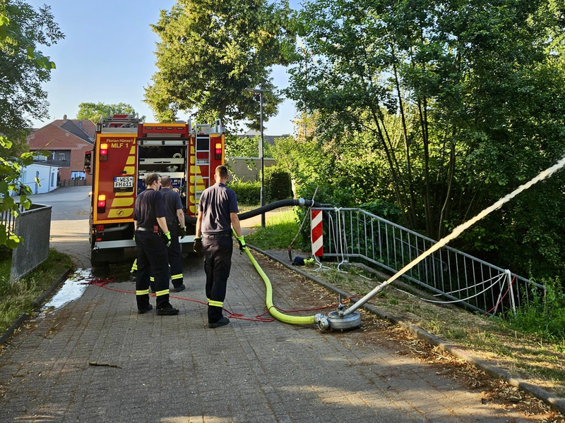 FW Hünxe: Feuerwehr rettet Fische im Hünxer Regenrückhaltebecken - Foto: presseportal.de