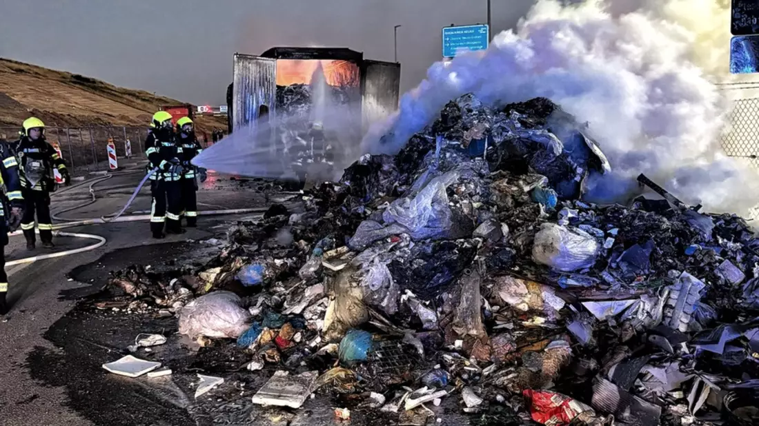 FW-NE: LKW in Vollbrand auf Deponiegelände | Aufwendige Löschmaßnahmen in den frühen Morgenstunden - Bild: presseportal.de