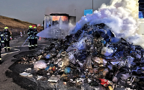 FW-NE: LKW in Vollbrand auf Deponiegelände | Aufwendige Löschmaßnahmen in den frühen Morgenstunden - Foto: presseportal.de