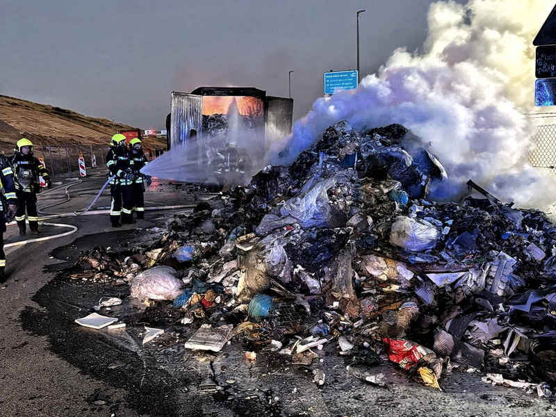 FW-NE: LKW in Vollbrand auf Deponiegelände | Aufwendige Löschmaßnahmen in den frühen Morgenstunden - Foto: presseportal.de