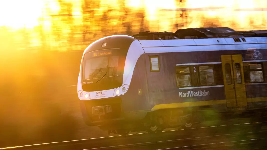 Einige Fahrgäste wählten laut der Bundespolizei den Notruf, nachdem der Zug infolge eines Defekts auf freier Strecke stoppen musste. (Symbolbild) - Bild: Sina Schuldt/dpa