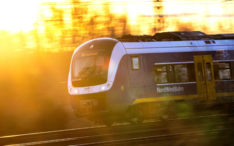 Einige Fahrgäste wählten laut der Bundespolizei den Notruf, nachdem der Zug infolge eines Defekts auf freier Strecke stoppen musste. (Symbolbild) - Foto: Sina Schuldt/dpa