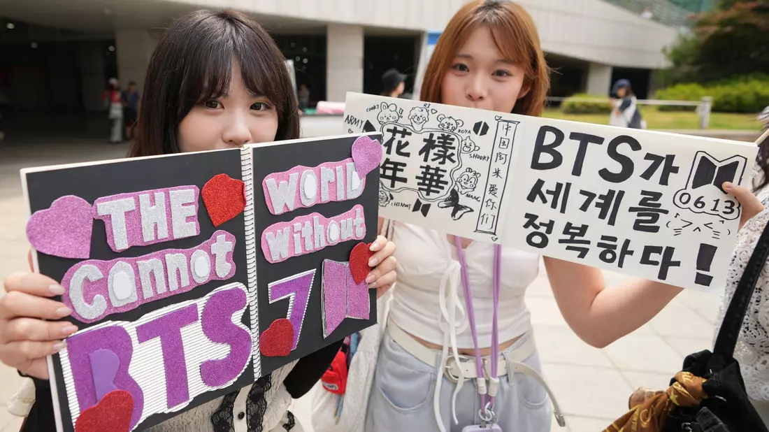 Die Erkennungsfarbe der K-Pop-Band: Lila. (Archiv) - Bild: Lee Jin-man/AP/dpa