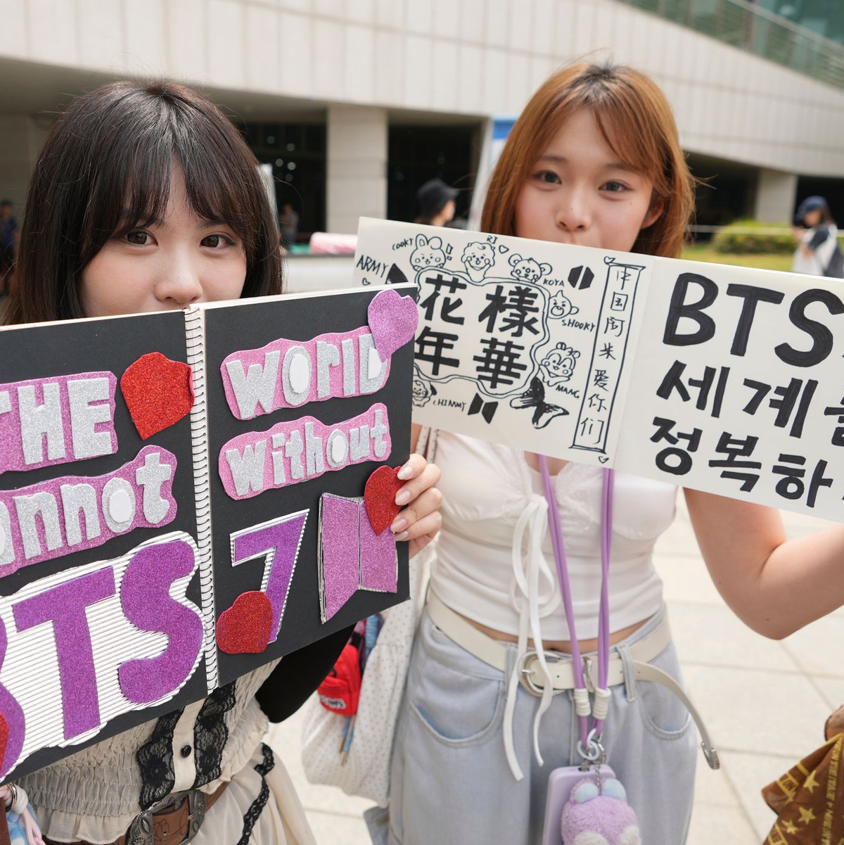 Die Erkennungsfarbe der K-Pop-Band: Lila. (Archiv) - Foto: Lee Jin-man/AP/dpa