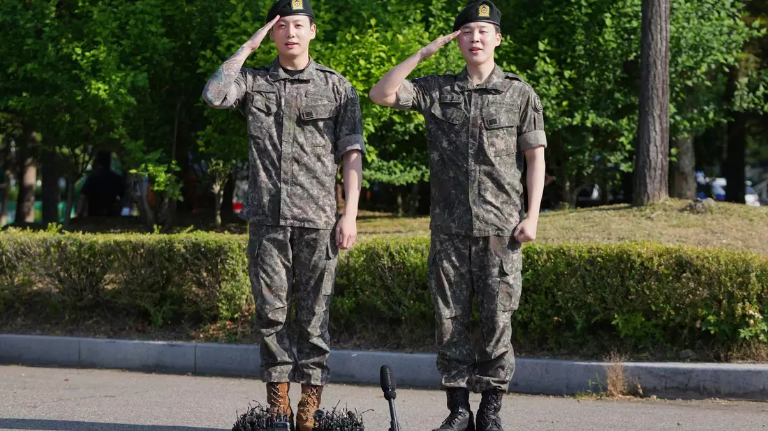 Jung Kook und Jimin (rechts) salutieren im Juni nach ihrer Entlassung aus dem Militärdienst. (Archivbild) - Bild: Lee Jin-man/AP/dpa