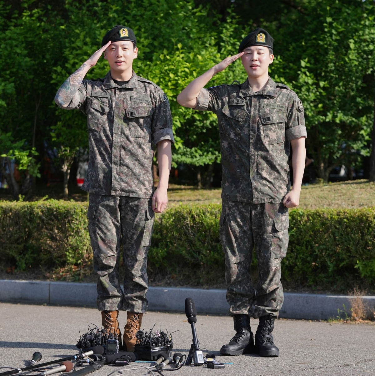 Jung Kook und Jimin (rechts) salutieren im Juni nach ihrer Entlassung aus dem Militärdienst. (Archivbild) - Foto: Lee Jin-man/AP/dpa