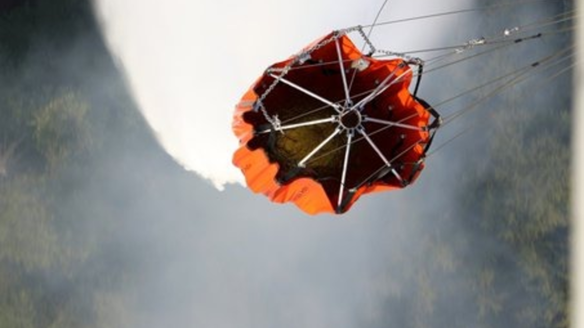 BPOLD 11: Brandbekämpfung aus der Luft: Die Bundespolizei im Einsatz gegen den Waldbrand im Landkreis Potsdam-Mittelmark - Foto: presseportal.de