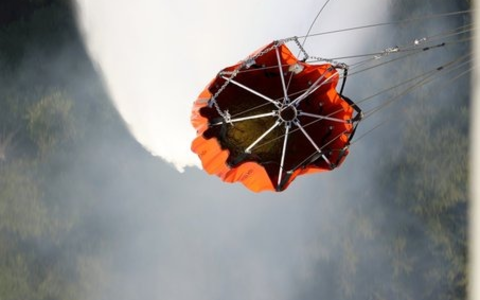 BPOLD 11: Brandbekämpfung aus der Luft: Die Bundespolizei im Einsatz gegen den Waldbrand im Landkreis Potsdam-Mittelmark - Foto: presseportal.de