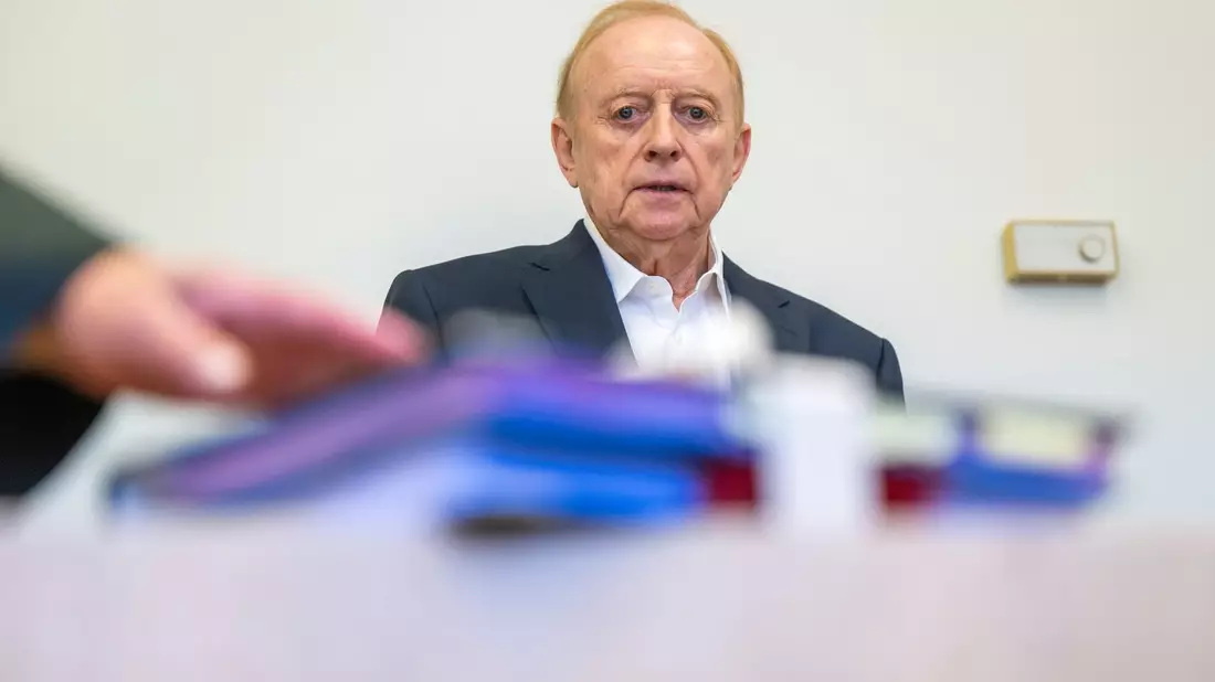 Schuhbeck betritt am dritten Verhandlungstag den Gerichtssaal. - Bild: Peter Kneffel/dpa