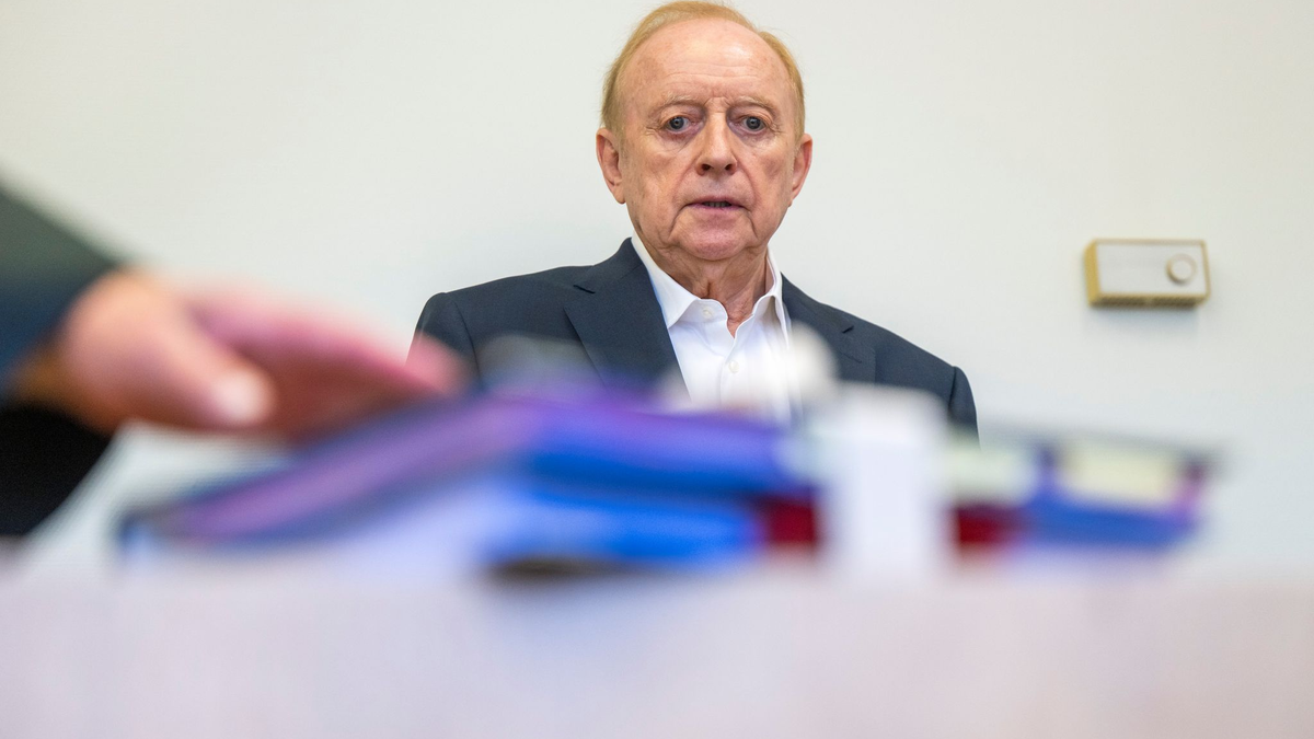 Schuhbeck betritt am dritten Verhandlungstag den Gerichtssaal. - Foto: Peter Kneffel/dpa