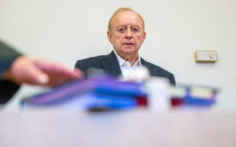 Schuhbeck betritt am dritten Verhandlungstag den Gerichtssaal. - Foto: Peter Kneffel/dpa