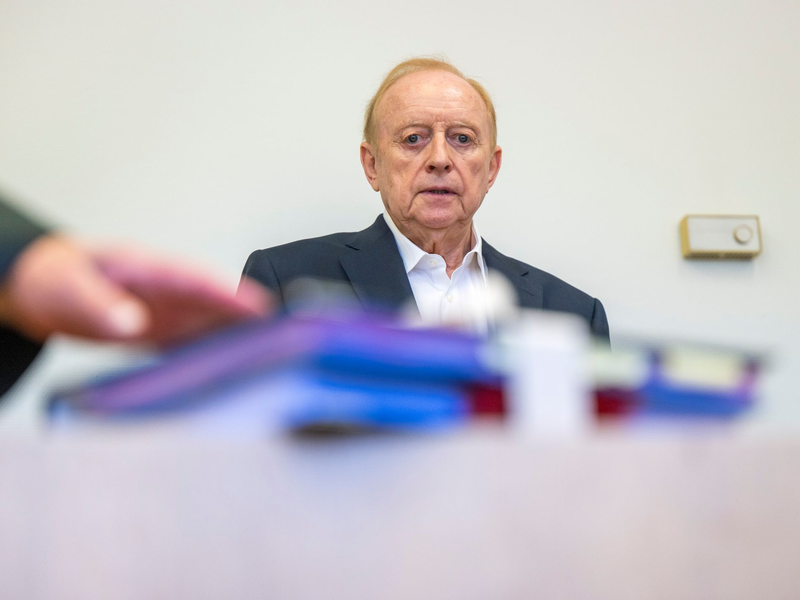 Schuhbeck betritt am dritten Verhandlungstag den Gerichtssaal. - Foto: Peter Kneffel/dpa