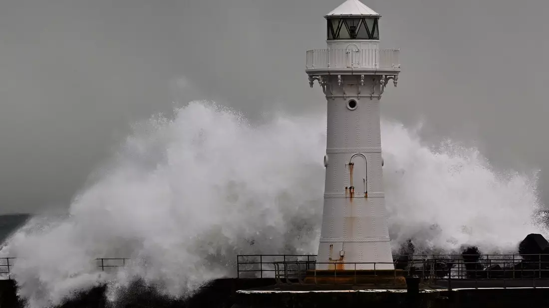 Die Unwetter lösten riesige Wellen aus. - Bild: Dean Lewins/AAP/dpa